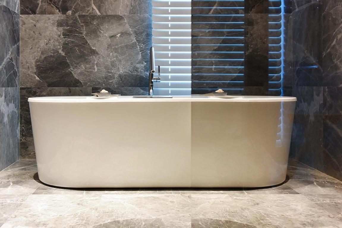 Отель Silks Club Гаосюн Экстерьер фото A freestanding bathtub
